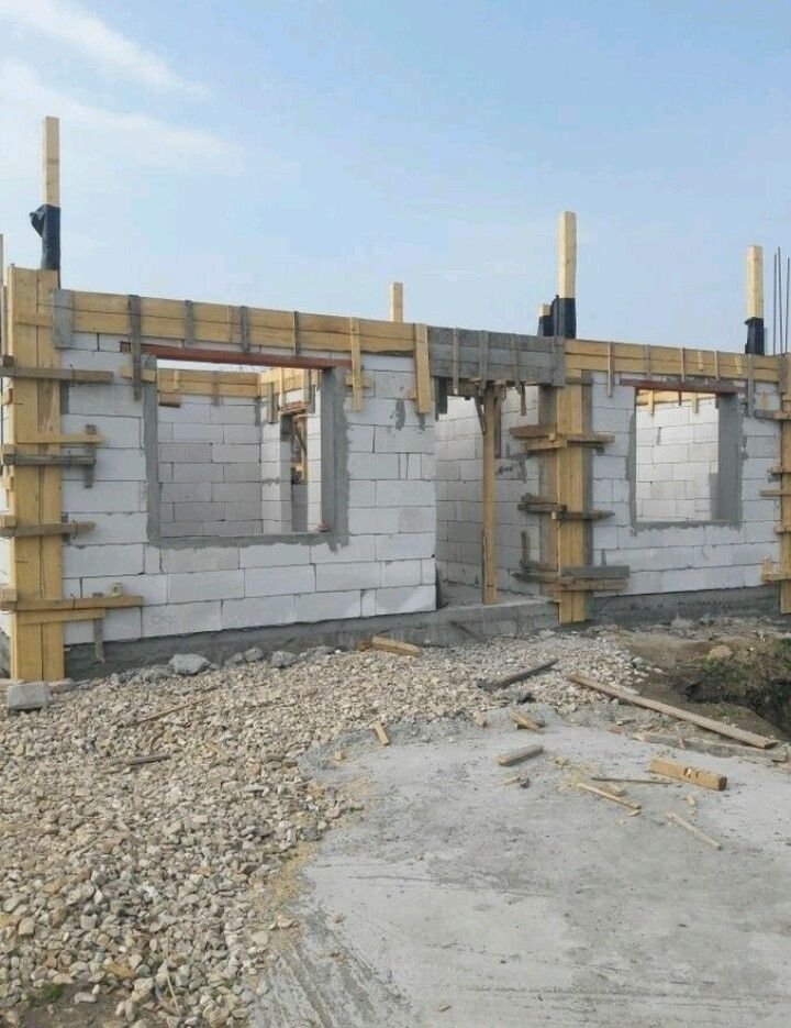 بناء ملاحق علوية وأرضية.